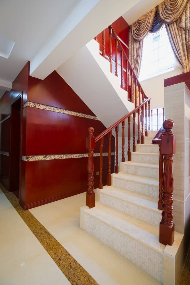 华丽的半旋转楼梯，瓷砖踏板和马赛克立管，红木栏杆与墙壁互补。二楼有扇贝窗帘，更显优雅。