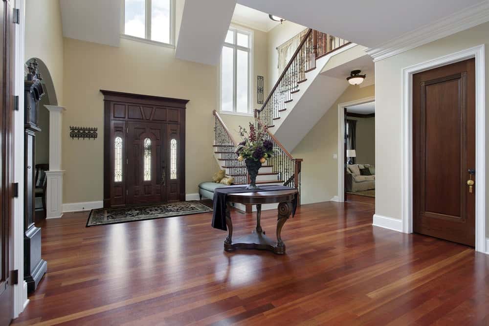 宽敞的门厅配有硬木地板，设有双色半转弯楼梯，配有华丽的栏杆和木踏板。