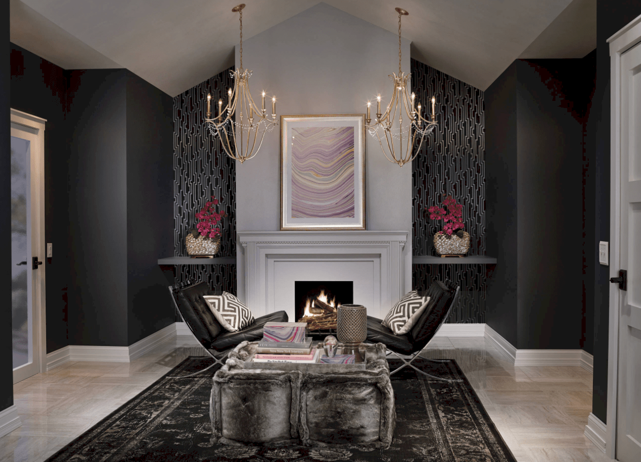 黑色起居空间，舒适的座椅设置在壁炉附近的时尚黑色地毯上。