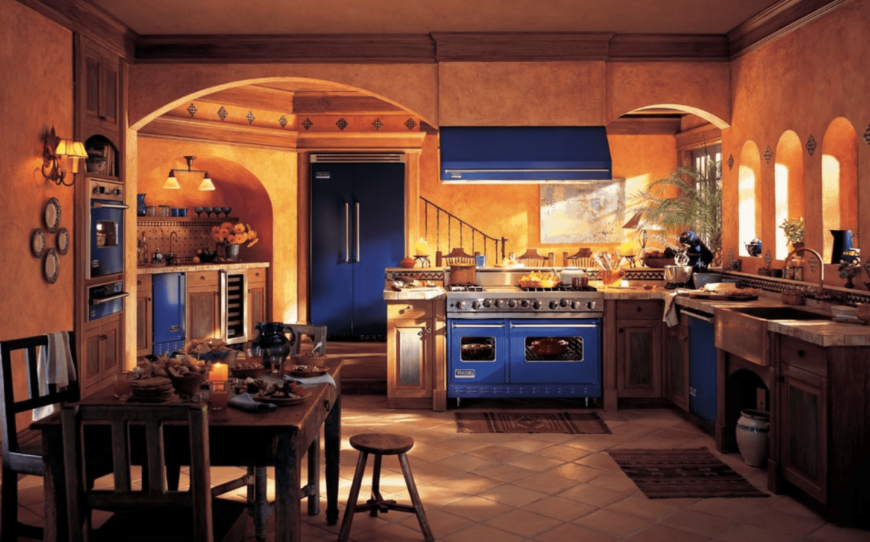 西南厨房以蓝色电器和石板地板为主。它包括木制橱柜和用餐空间。