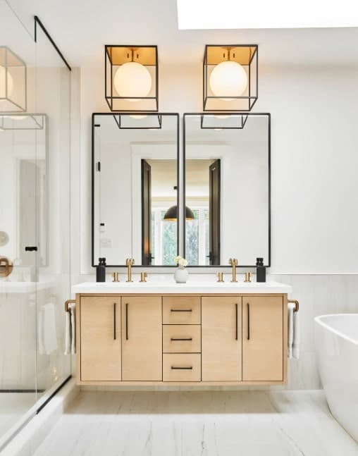 主浴室有一个优雅的双水槽，一个步入式淋浴和一个独立的浴缸设置在房间的时尚地板上。