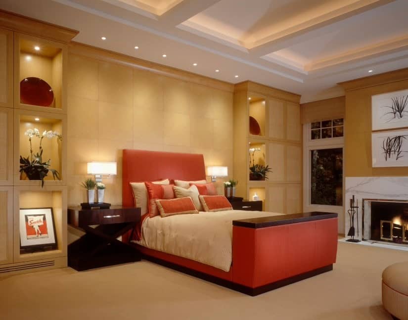 豪华的主卧室，令人惊叹的红色床，时尚的边桌设置在地毯地板上。天花板看起来也非常吸引人。