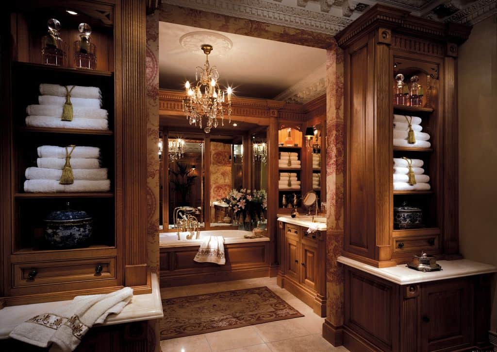 精致的浴室由一盏花式吊灯照亮，与木质橱柜一起增添了更多的温暖。