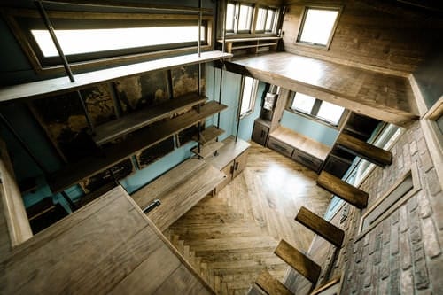 一个木制的浮动楼梯，赞美这个微型工业住宅的外观。它的开放和时尚的设计创造了一个宽敞的外观加上，它是一个眼睛的捕手!
