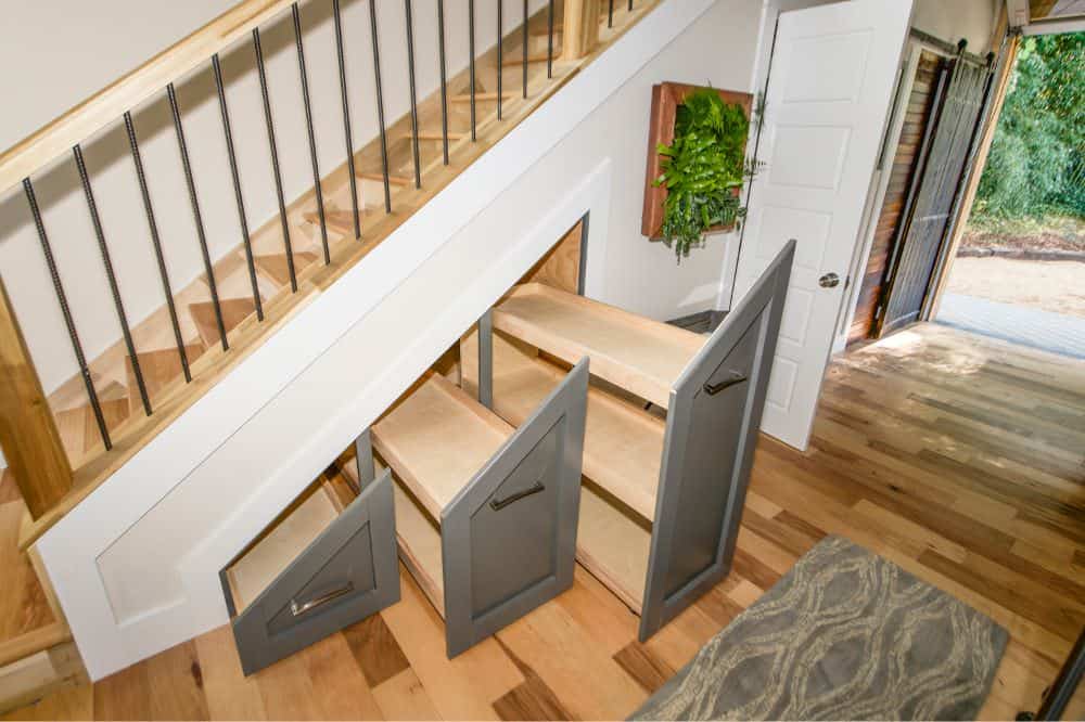 在楼梯上种一株植物怎么样?是啊，这是风河公司的功劳。这个木制楼梯有一个钢筋栏杆主轴和一个定制的多边形存储你的鞋子。