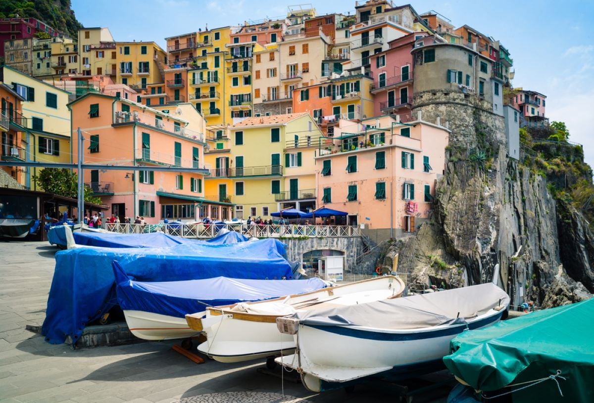 在意大利利古里亚的马纳罗拉渔村，海滩上的船只。