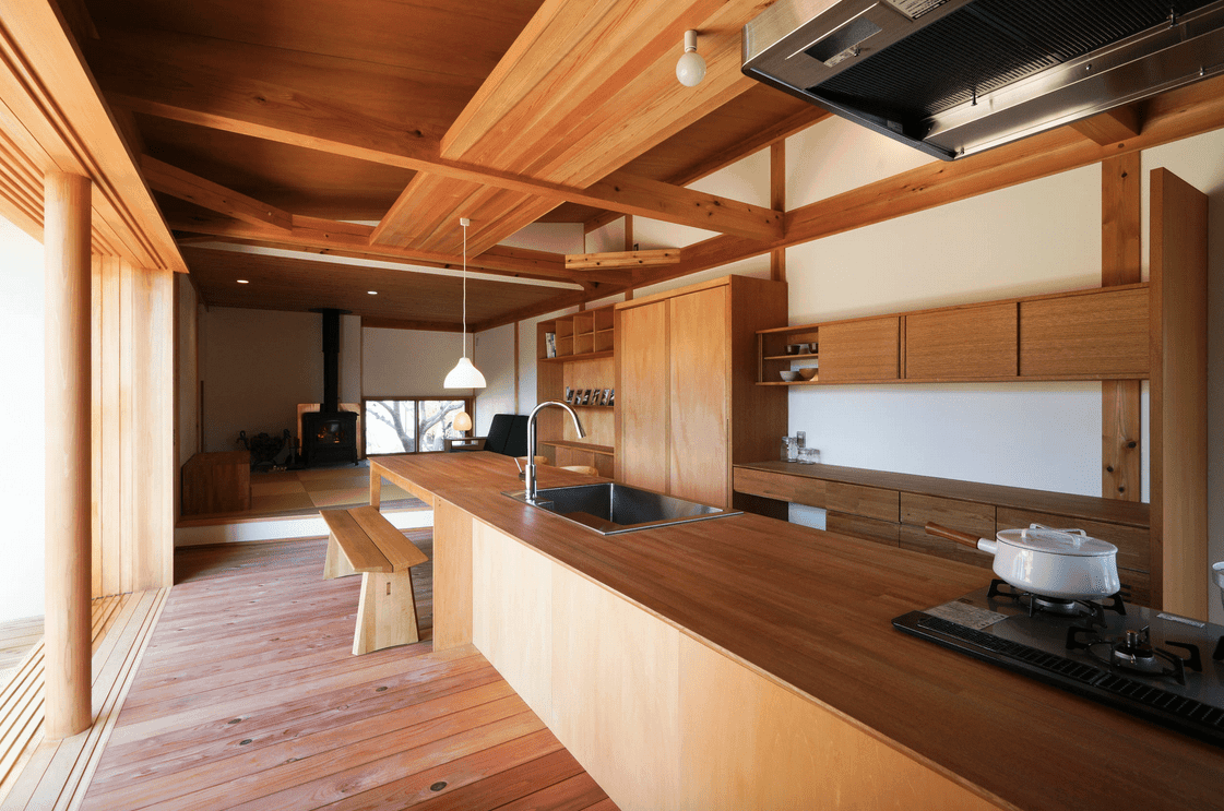 全木厨房拥有一个带木凳的长岛酒吧，并配有铬水龙头和水槽。