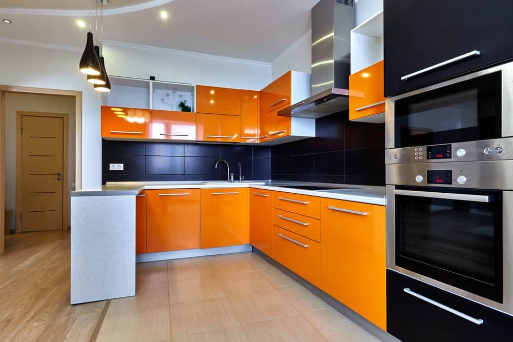 厨房与橙色板橱柜门