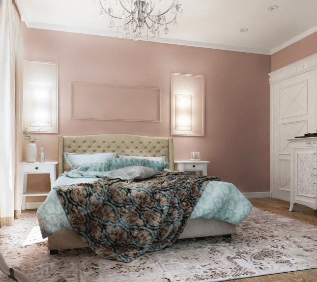 优雅的主卧室以米色的簇绒床为特色，蓝色的花卉被褥覆盖在当代地毯上。它的床头柜与白色的衣柜和橱柜相匹配。