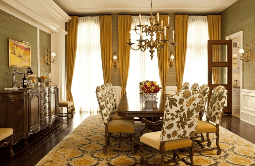 这个优雅的传统西班牙餐厅采用了金色的色调。宏伟的两层金色吊灯和配套的壁挂灯照亮了地毯和软垫bergère椅子上的金色花卉图案。金色与深色木地板、桌子和橱柜相平衡。