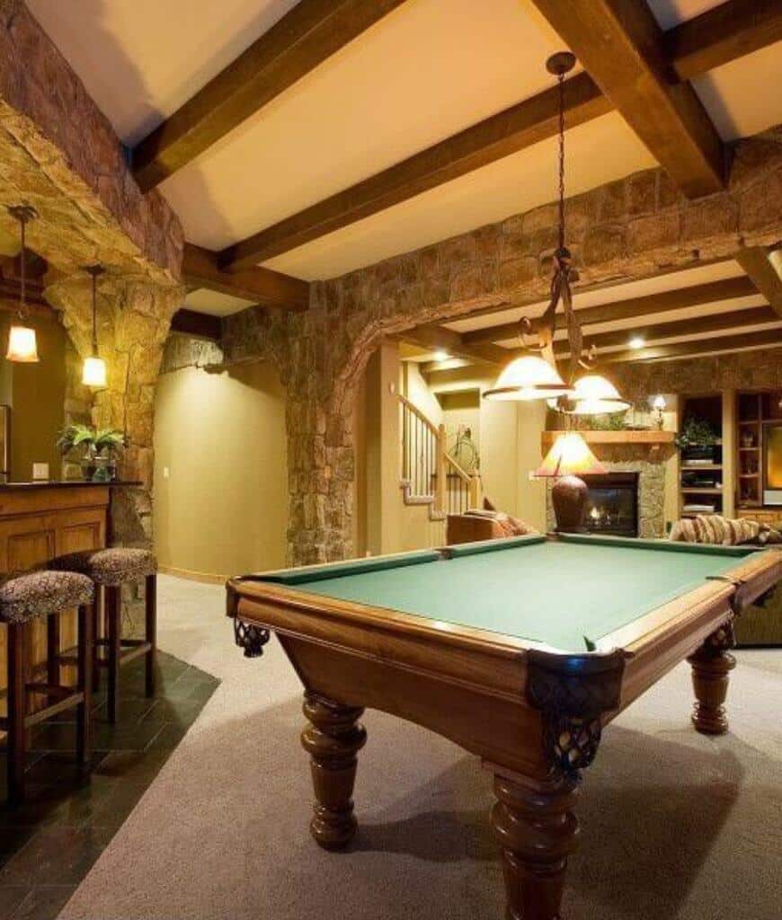 奇妙的家庭住宅以砖和木梁为特色，在酒吧区和带壁炉的起居空间之间展示了台球桌。