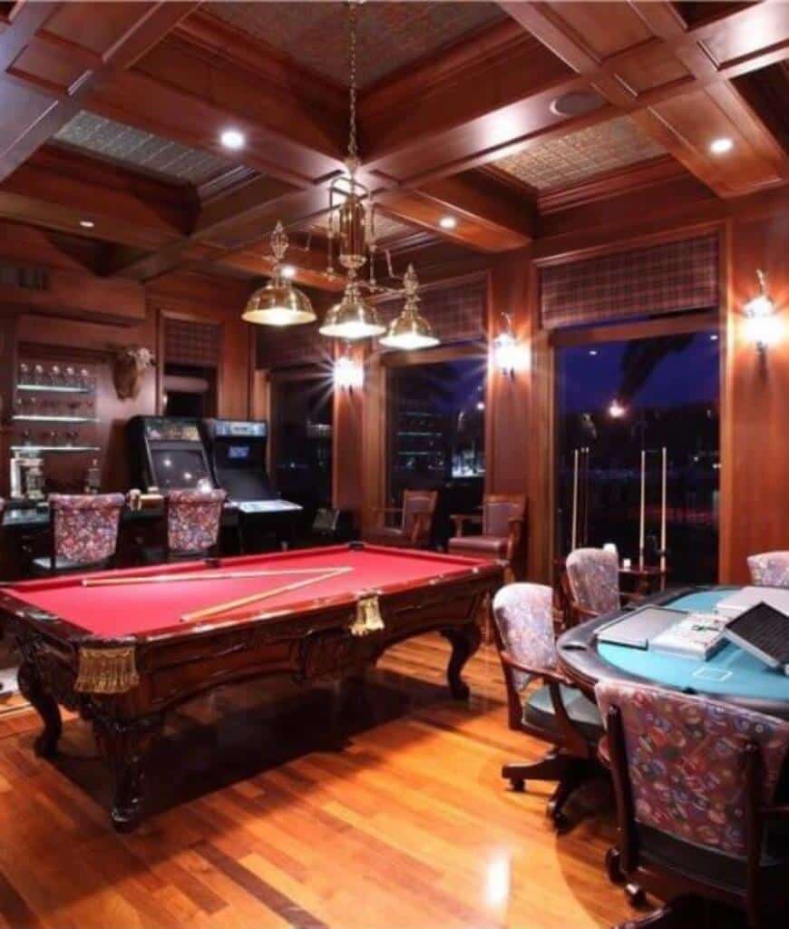 舒适的游戏室设有丰富的硬木地板和格子天花板与悬挂铬吊坠。酒吧区旁边有扑克桌和台球桌，还有街机。