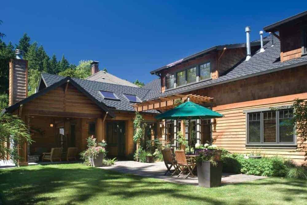 这所房子的后方以绿化绿化为特色，拥有维护良好的草坪和郁郁葱葱的绿色植物。它由可爱的花盆和格子屋顶装饰。