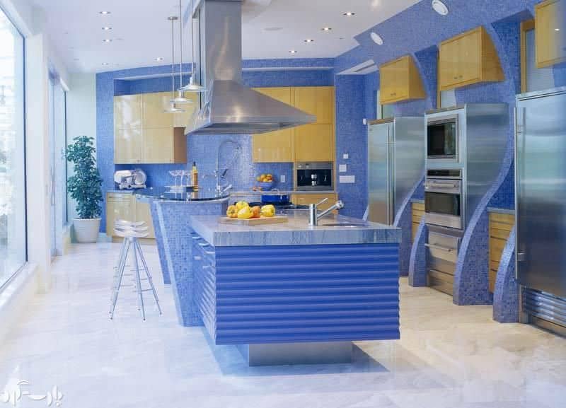 宽敞的厨房以蓝色为主题，以及一个时尚的岛和早餐吧。