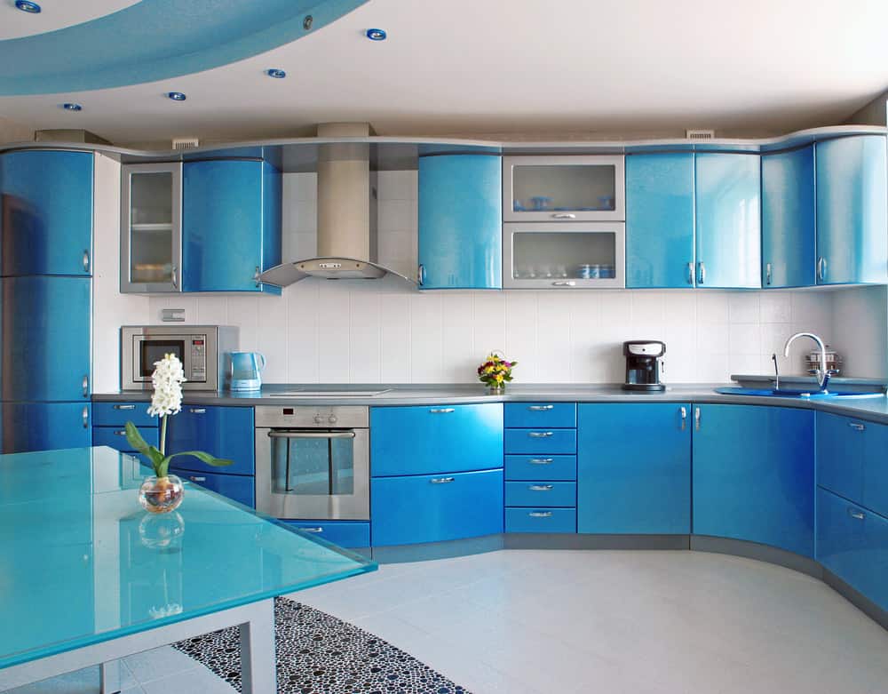 宽敞的厨房，设有蓝色厨房柜台和橱柜。天花板看起来也很吸引人。