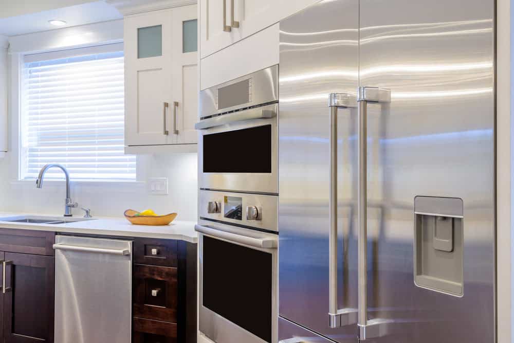 厨房配有不锈钢冰箱