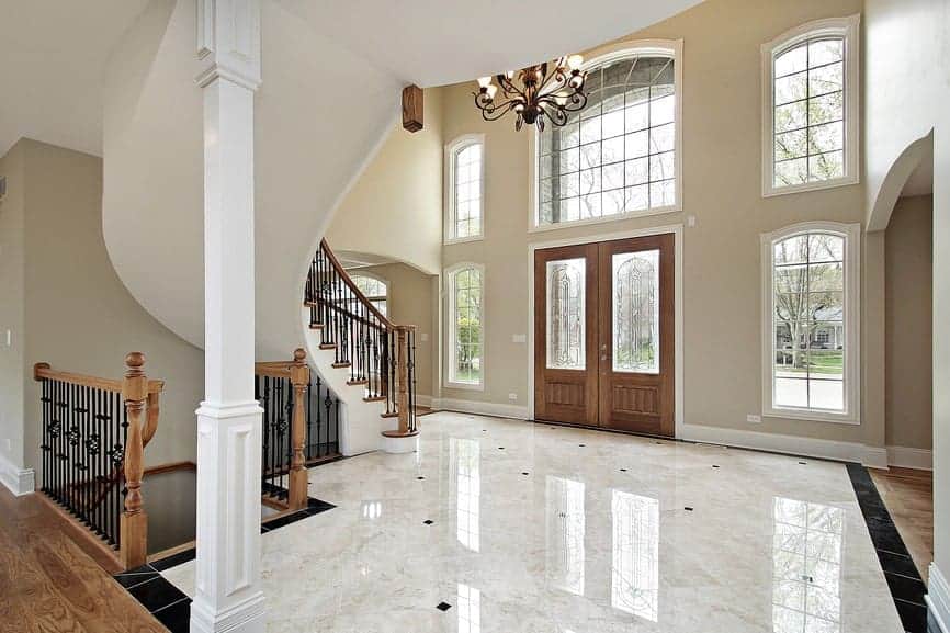 大门厅设有优雅的大理石瓷砖地板和美丽的楼梯，由华丽的吊灯照明。