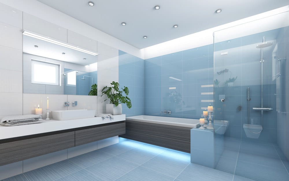 宽敞的主浴室设有一个带水槽的浮动梳妆台、一个可入式浴缸和一个步入式淋浴间，周围环绕着漂亮的蓝色墙壁和地板。
