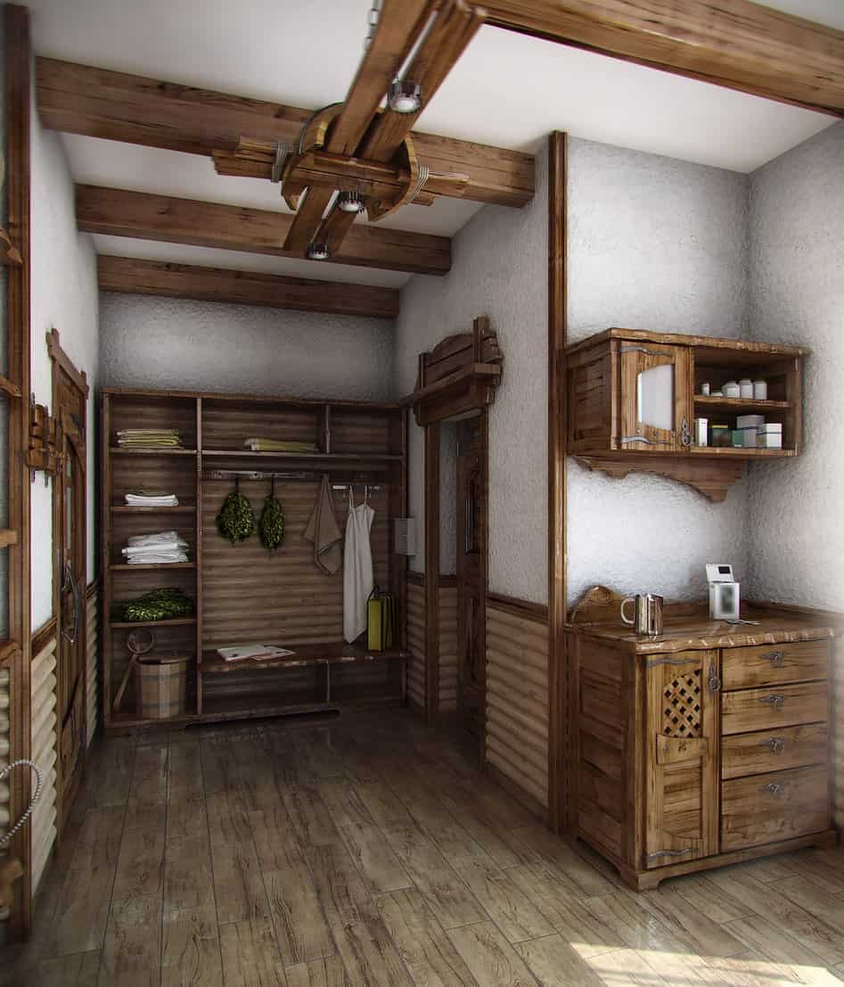 这间木质门厅里铺着硬木地板，与木门旁的墙壁上的储藏室融为一体。这个储藏室有内置的架子、鞋架和挂外套和帽子的钩子。天花板漆成白色，与裸露的木梁形成对比。