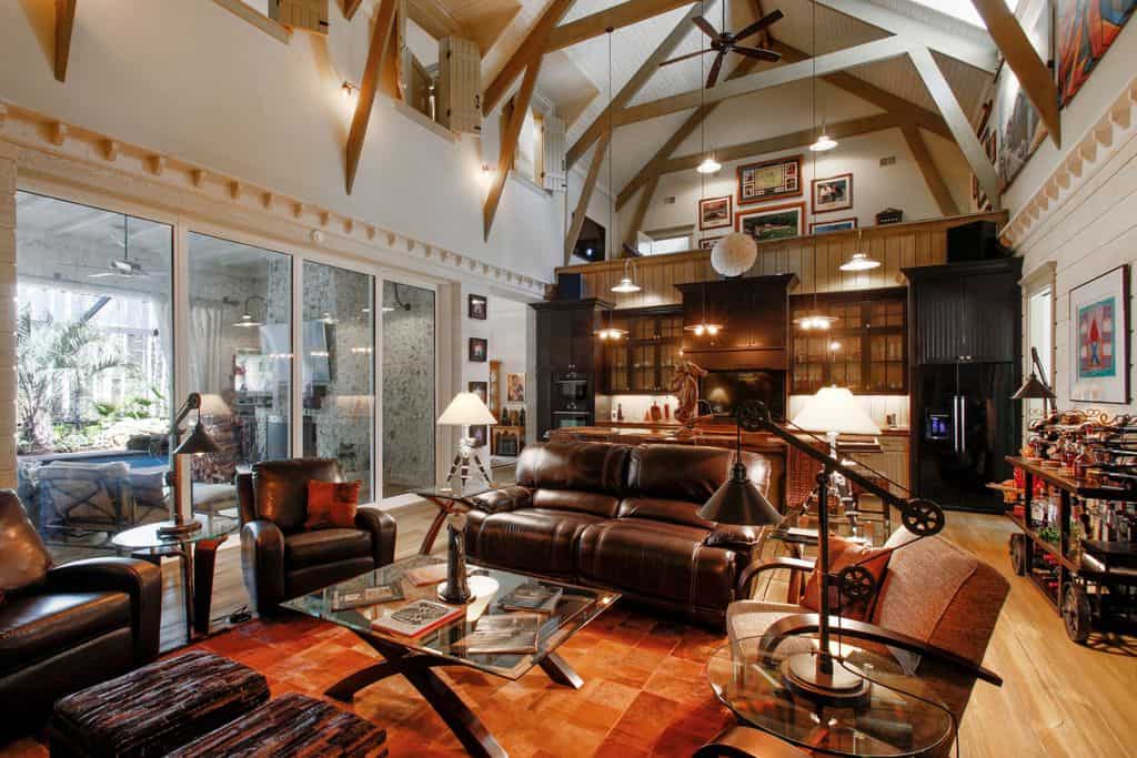 大客厅区设有棕色真皮座椅和覆盖硬木地板的棕色地毯。该住宅还采用了带有外露横梁的高天花板。