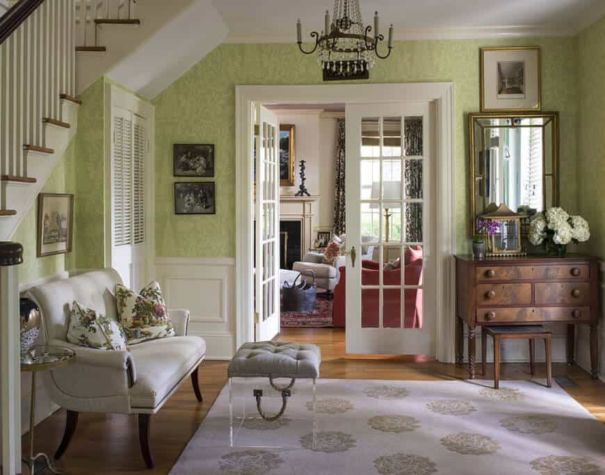 中等大小的门厅采用大地毯覆盖硬木地板。该区域还以优雅的绿色墙壁为特色。
