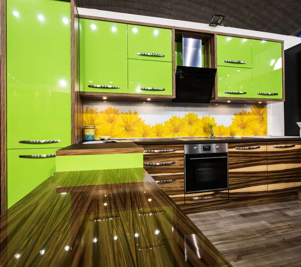这间厨房拥有光滑台面的时尚厨房柜台。明亮的绿色橱柜看起来绝对令人惊叹。
