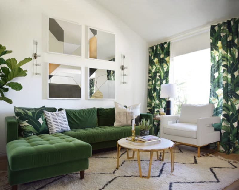 漂亮的客厅有一个绿色的l型沙发，绿色的窗帘被白色的墙壁包围着。