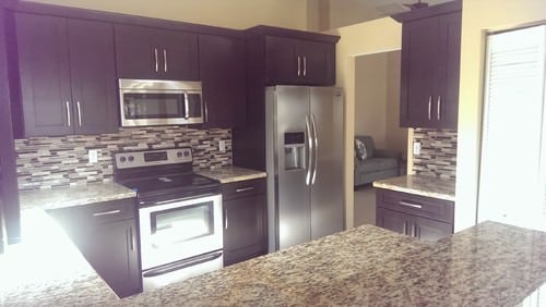 小厨房区设有花岗岩台面和紫色厨房柜台和橱柜。