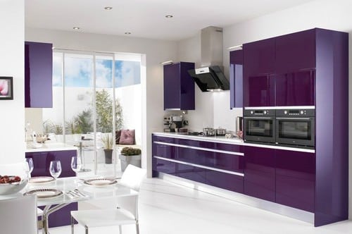 时尚的厨房，紫色的厨房柜台和橱柜。紫色与白色地板搭配起来很完美。
