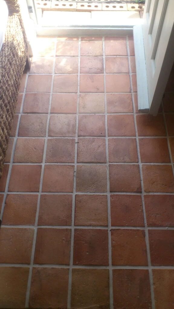 家门口铺的是赤陶砖地板。