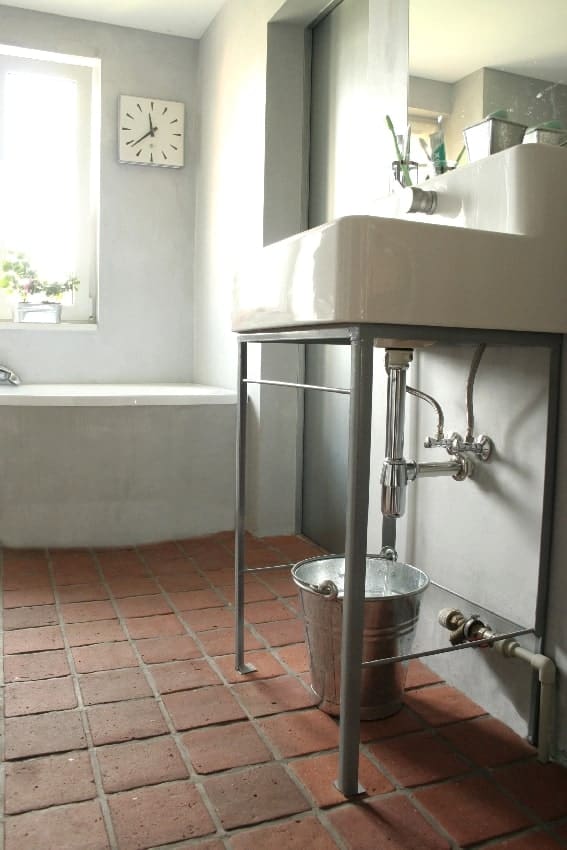 主浴室采用再生陶土瓷砖地板。