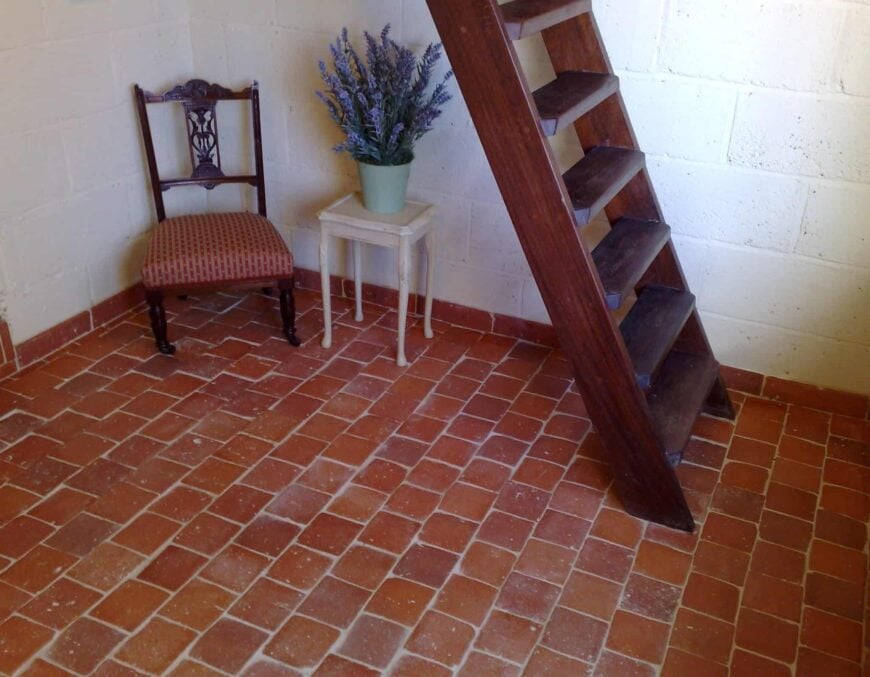 Terracotta砖瓷砖地板在家里的降落区。