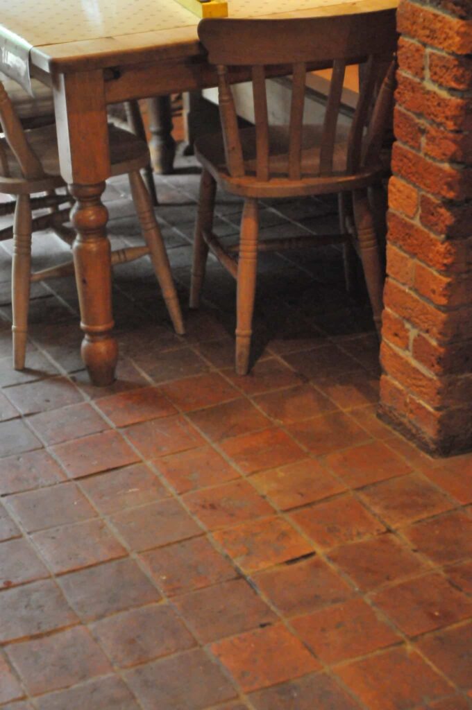 户外餐厅和厨房以及回收terracotta瓷砖地板。