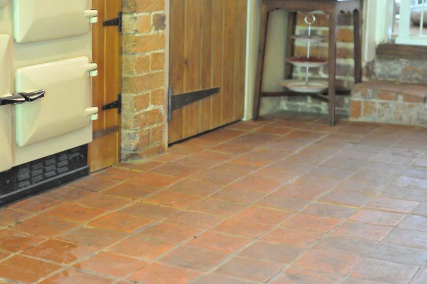 陶土瓷砖地板可以为乡村风格的房屋增添一抹色彩。
