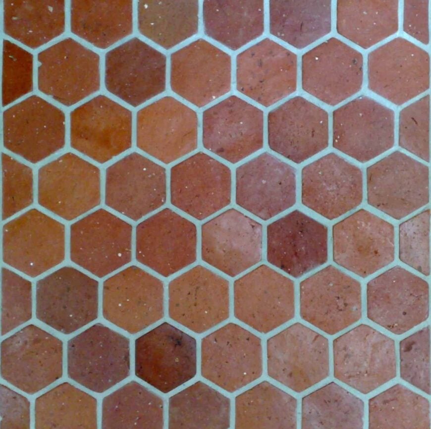 近距离观察这个六角回收terracotta瓷砖地板。