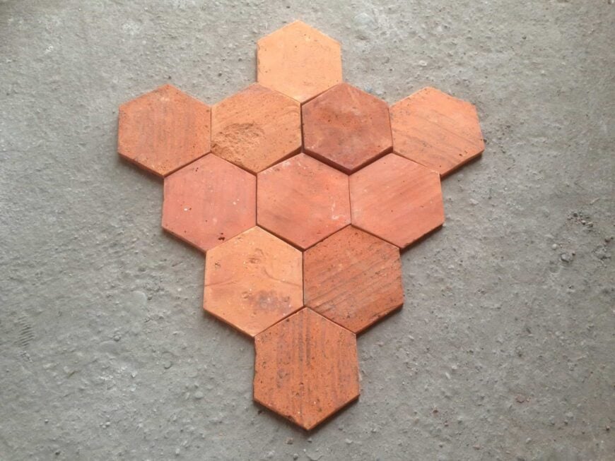 这张尚未安装的六角形赤陶瓷砖地板的特写。