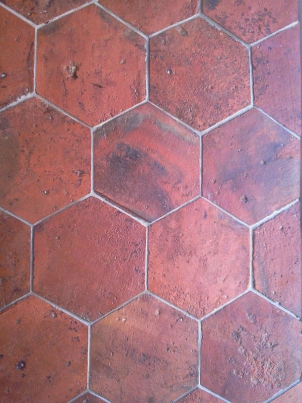 红色的六角形再生陶土瓷砖地板。