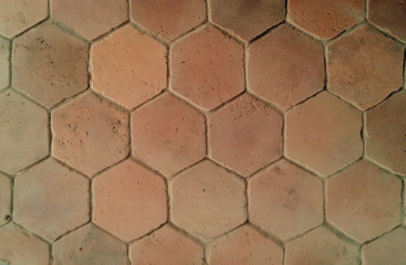 近距离观察这个轻加工的六角形赤陶瓷砖地板。