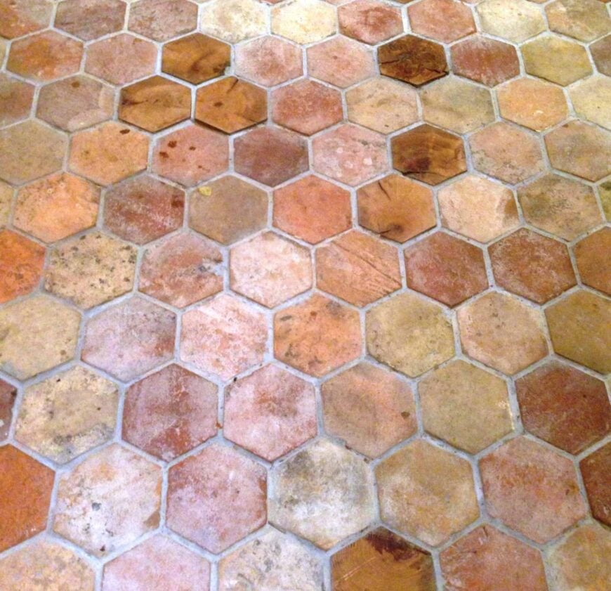 室外六角形再生陶瓦地板，具有不同的饰面。