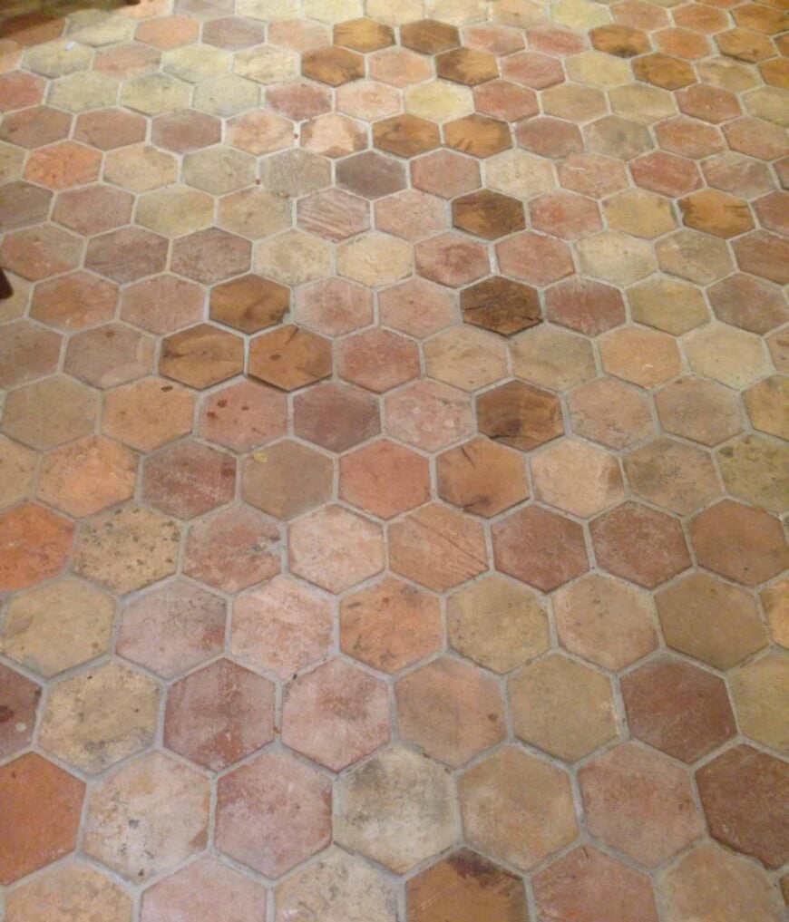 室外六角形再生陶瓦地板，具有不同的饰面。