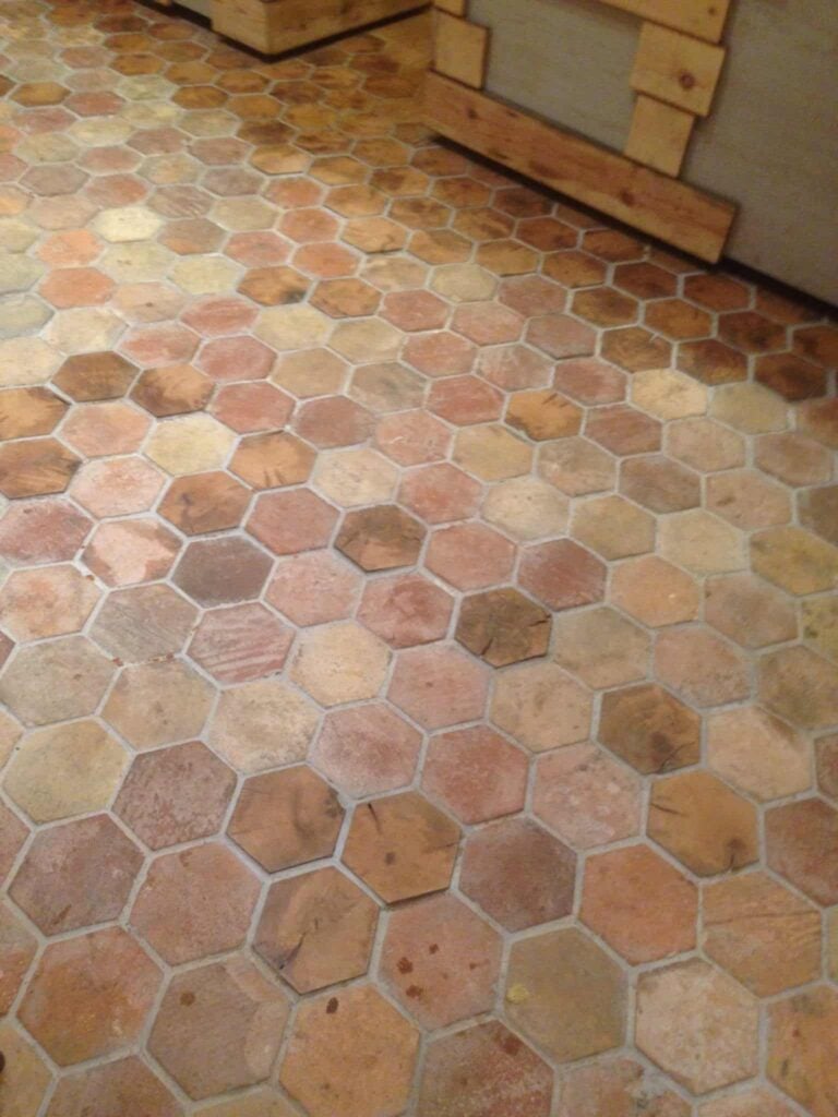 六角回收terracotta瓷砖地板,厨房里看起来很好。