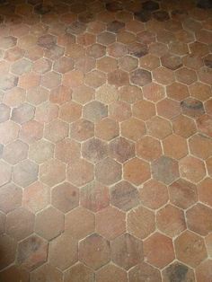 回收一个六角terracotta瓷砖地板,有不同的完成。