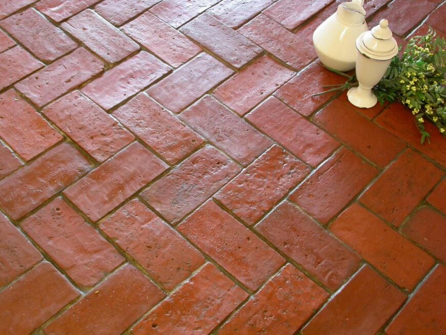红色的陶土瓷砖地板看起来很有吸引力。