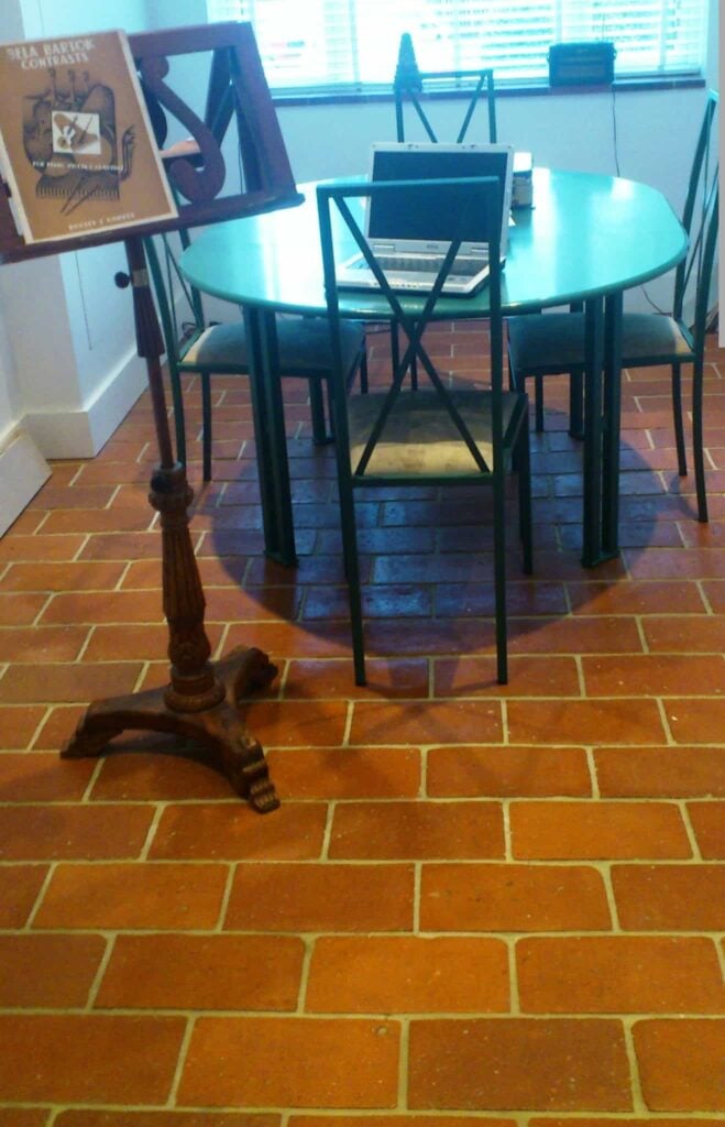 餐厅角落的地板是温暖的赤陶土瓷砖。
