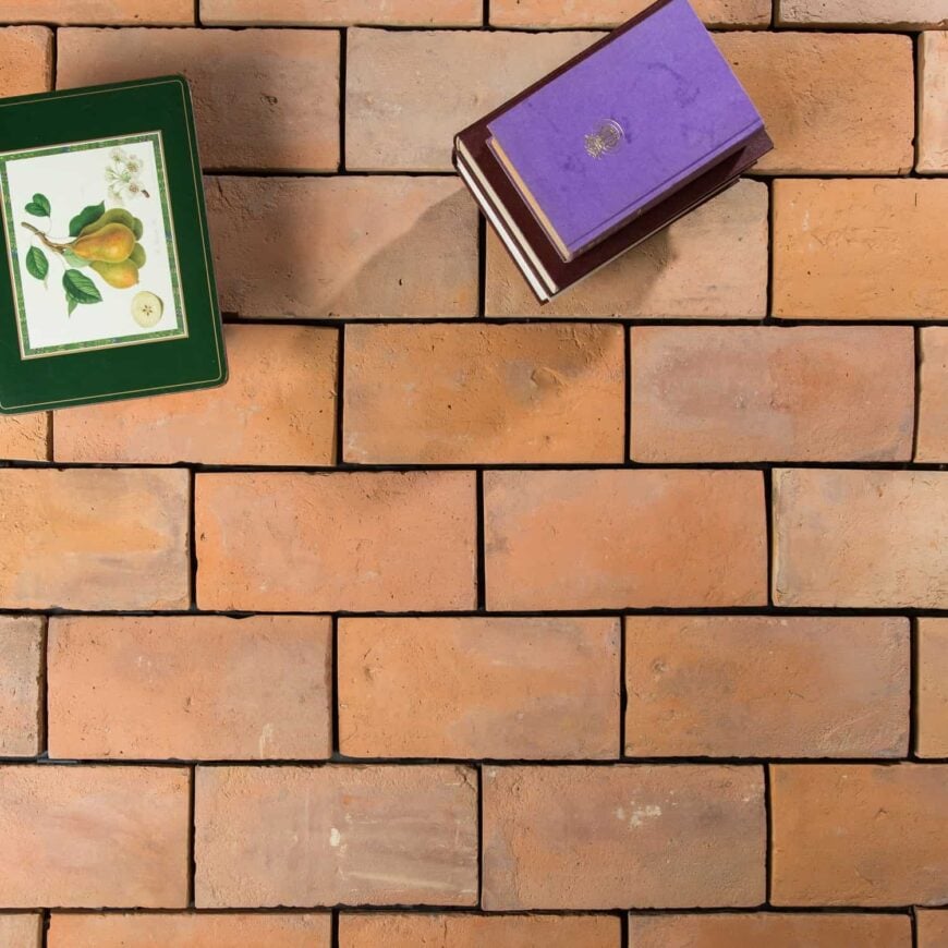 书籍上的砖terracotta瓷砖地板。