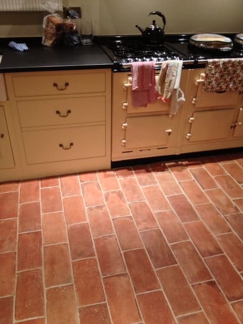 这间厨房设有回收的赤陶土瓷砖地板。