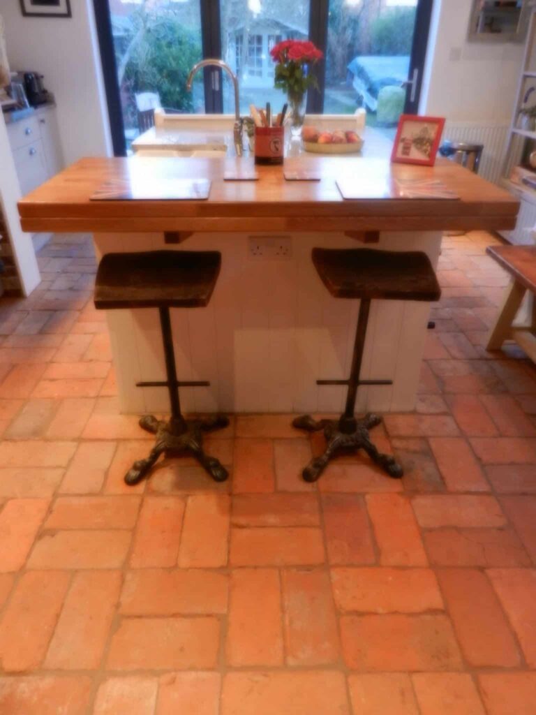 一个美丽的小厨房与时尚terracotta砖瓷砖地板。
