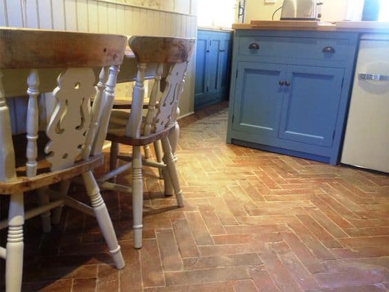 一个厨房terracotta瓷砖地板。