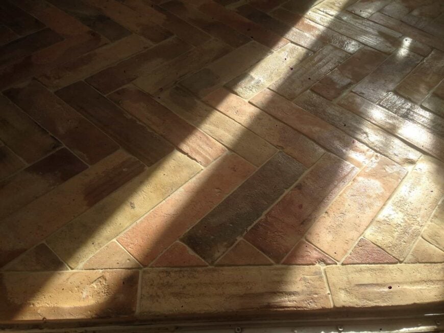 Terracotta瓷砖地板被阳光开明的。