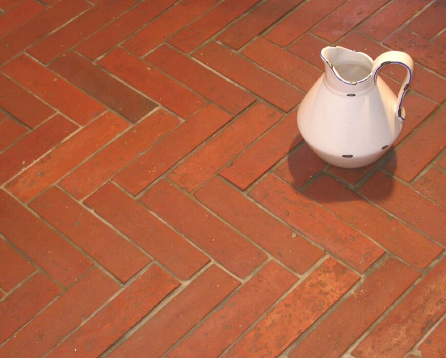 温暖terracotta瓷砖地板,近距离看。